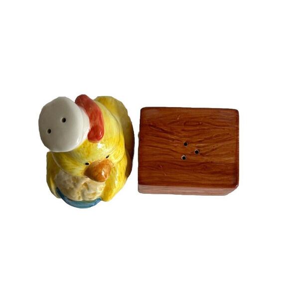 Stack-able Chicken Chef on a Hay Bale Ceramic Salt & Pepper Shaker Set 691118 - Picture 6 of 7
